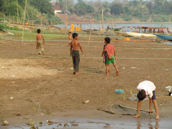 40 Grad und pralle Sonnen koennen einen wahren Laoten nicht davon abhalten Fuszball zu spielen
