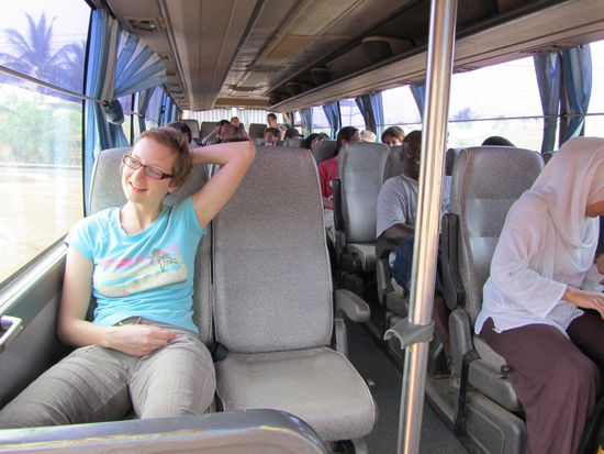 Madame freute sich ueber den vermeintlich tollen Platz fuer die 12 stuendige Fahrt. 2 Fehler sind ihr bei dieser Ueberlegung unterlaufen. 1. Die Fahrt dauerte 17 Stunden und 2. in diesem Bus gar nur 30 Minuten 