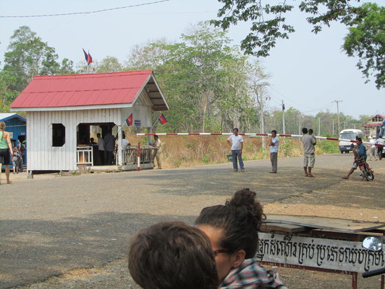 Dieser Schranken grenzt das laotische KIP vom kambodschanischen DOLLAR-Land ab.......ab jetzt wird's etwas kostenintensiver......schlieszlich baut sich der Grenzer doch noch ein Haus auf Mallorca nachdem er diese Insel aus den Einnahmen des Vorjahres gekauft hat 