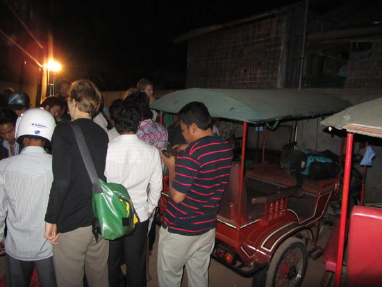 Nachts dann Ankunft am Busbahnhof in Siam Reap........da wir weder eine Idee hatten in welches Hotel wir wollten war das Verhandeln mit den TUK TUK Drivern und deren Wahl reine Intuitionssache.......und die hat diesmal perfekt funktioniert.