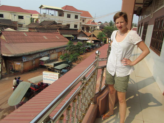 Naja - ausgeschlafen waren wir nicht grade am naechsten morgen - aber wozu auch - wir hatten doch nur 9 Stunden Tempelklettern in Angkor vor uns 