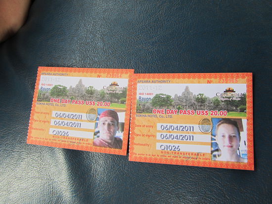Bei der Eintrittskarte von Angkor wird man fotografiert und muss auch innerhalb des Areals (und das ist richtig grosz - alleine die kleine Tour betraegt 16 km) immer wieder einem Parkwaechter selbige zeigen.....