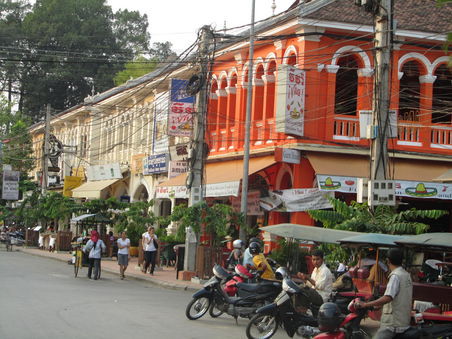 Siem Reap abends kurz vor der Abfahrt - Kolonialstil wohin man blickt - wirklich sehr schoen abends!