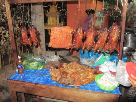 Vor der Abfahr kann man sich hier noch mit Leckerlies versorgen - Schweinenasen.........Schweinezungen und ein paar Innereien welche - da die Kuehlkette ja nicht durchgaengig eingehalten werden kann - sicherheitshalber gar nicht gekuehlt werden und bei laeppischen 40 Grad in der Sonne darben - man bekommt hier wirklich viiiiiiiiiiiiiiel fuer sein Geld bei so einem Kauf - nicht nur den Geschmack sondern auch noch ein paar Salmonellen, Darmviren, Wuermer und was sonst noch so Spasz machen kann