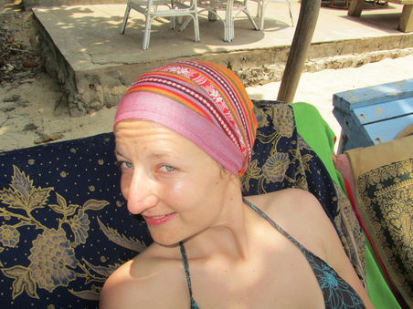 Madame beim Sonnenbad mit neu erworbenen "Ich bin Hippie und stolz drauf" Kopftuch............