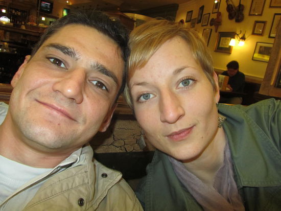 gezeichnet von den letzten Tagen - hier noch in VIE vor dem Abflug, und jetzt schon fertig - pfffff