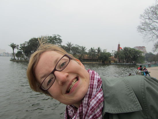 Madame ist schier begeistert von der aeltesten Pagode Vietnams. (aus dem 6.Jh)