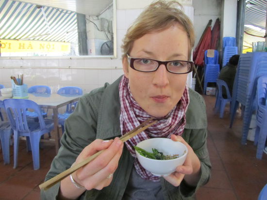Auch Wiederhoepfe muessen mal essen. Vorzugsweise Morning Glory (Wasserspinat fuer die botanisch Interessierten)
