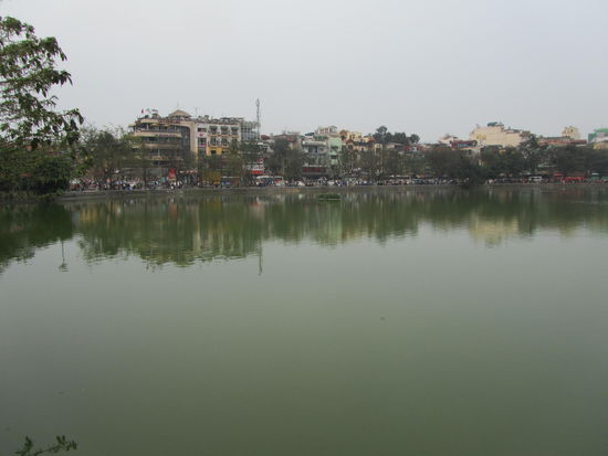 Hoan Kiem-See mit Smog