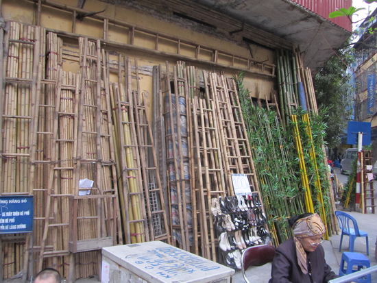 Impressionen aus der Bambusstrasze. Hier werden hauptsaechlich Lutschbonbons verkauft.  (jaja, die Lichter...)