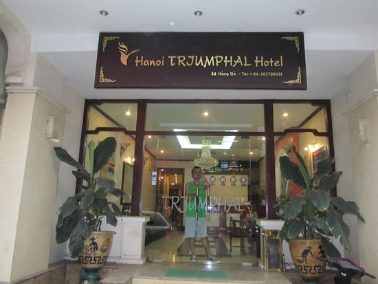 Und hier unser Hotel - der Name ist Gesetz............... (Lichter sind jetzt aus - Maus - Opernhaus.. bitte dazu hysterisches Gekicher vorstellen, haben 90min fuer den Bericht gebraucht! NUUUR fuer euch!!!)