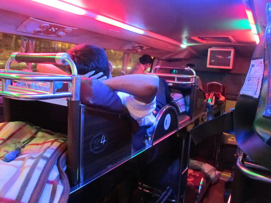 und hier schon der Rosa-Traum von Nachtbus - 3 Reihen jeder ca. 1,60 Meter Bett und durgaengige Massagefunktion durch die bescheidene Strasse.........huiwui - and again Holterdipolter ist Bandscheibenfolter...........