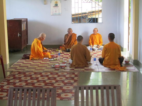 Moenche bei ihrem vegetarischen Mittagsmahl in ihrer Pagode