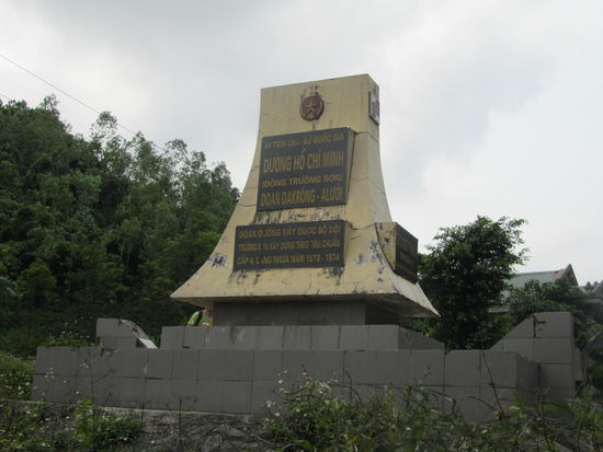 Hier begann der Ho-Chi-Minh Pfad - heute teilweise sogar asphaltiert. Was das bemerkenswerte daran ist? Nun........er beginnt erst 20 km hinter der dem Frontabschnitt der Amerikaner Richtung Sueden. Sie wurden wirklich total unterwandert......