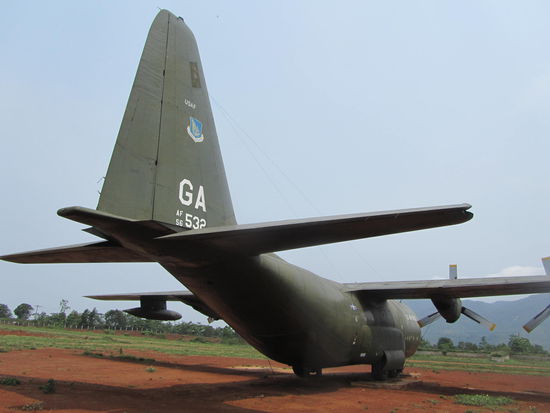 Die groszen Transportflugzeuge konnten einzig dort oben landen - allerdings war der Runway seeeeehr kurz und der Beschuss des Vietcong seeeeeeeeehr lang und permanent