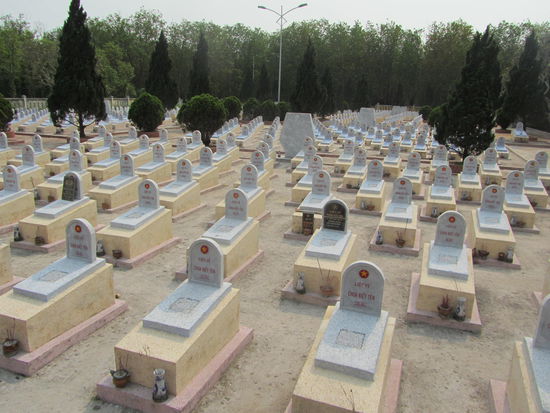 und hier der Heldenfriedhof der Nordvietnamesen.........fast alle namenlos / Missing in Action