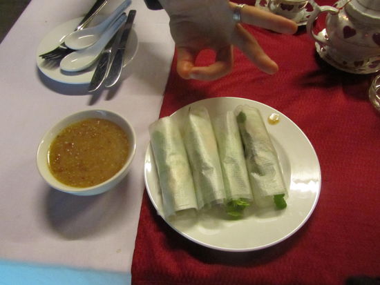 Zurueck in Hue verdrueckt ich erstmal mein Leibgericht in HUE - Fruehlingsrolle mit sensationeller Erdnuss-Sesam Sauce.......und dann asz ich noch 2 Hauptgerichte weil der Tag war extrem anstrengend........es ist mittlerweile drueckend heisz hier in Zentralvietnam......die Trockenzeit beginnt und im Dschungel konnte ich erahnen welchen Bedingungen die Amerikaner hier ausgesetzt waren ........da bleibt nur eins zu sagen - HELL ON EARTH