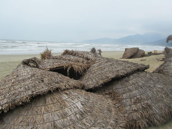 Das Wetter wurde auch nach dem Wolkenpass nicht besser - leider immer wieder Regen, wolkig aaaaaaaaber natuerlich trotzdem warm ......hier unterwegs am Beginn der China Beach Richtung Hoi An