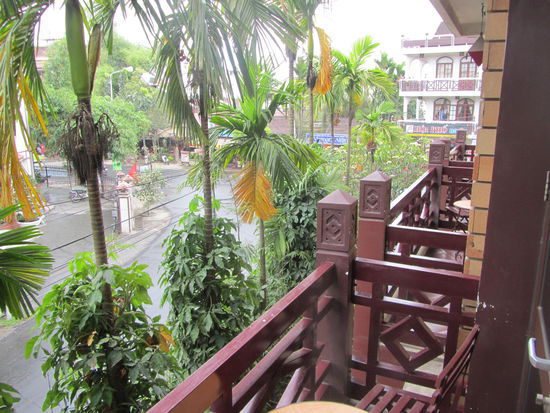 In Hoi An sind wir diesmal schniecke abgestiegen - hier der Ausblick von unserem Balkon - wir zahlen 25 Dollar fuers Zimmer inkl. Fruehstueck