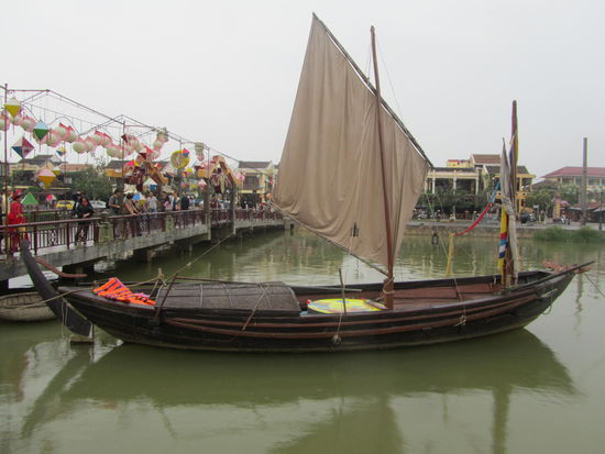Hier Hoi An - bei Tage nicht so romantisch und schmuck wie Abends wenn ueberall die Lampions brennen.....