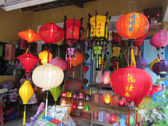 ........und hier einer der zaaaaaaaahllosen Souvenier-Shops (schon ein bissi viel)