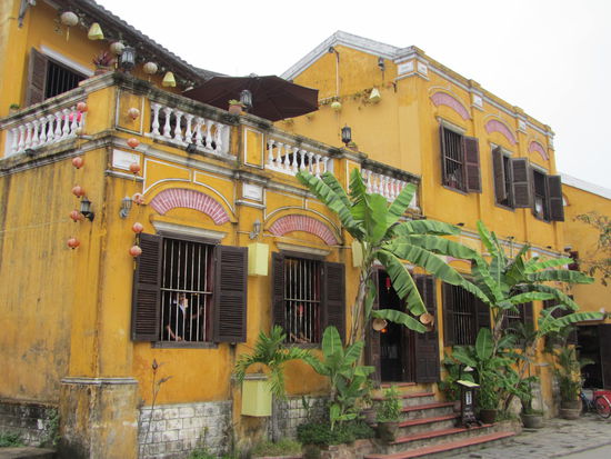 Die Haeuser sind alle um die 200 Jahre alt und beherbergen nun Restaurants - Shops aaaber auch noch die Familien welche bereits in der 7 und 8. Generation hier leben