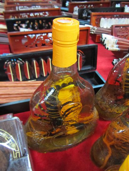 .........wo es die skurilsten Dinge zu kaufen gibt. Der Skorpion blieb allerdings dort und wanderte nicht in mein Beutelchen.