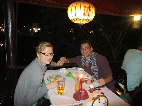 Da laeszt es sich speisen mit Ausblick auf den beleuchteten Flusz