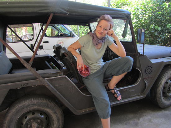 Madame vor dem Eintritt in den Jungel.............et voila - HIER BIN ICH KLEINES!