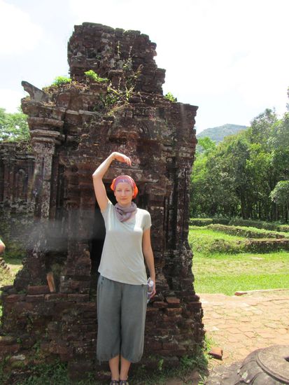 Die Tempeltaenzerinnen dieser uralten Kultur wirken noch recht frisch wie wir finden 