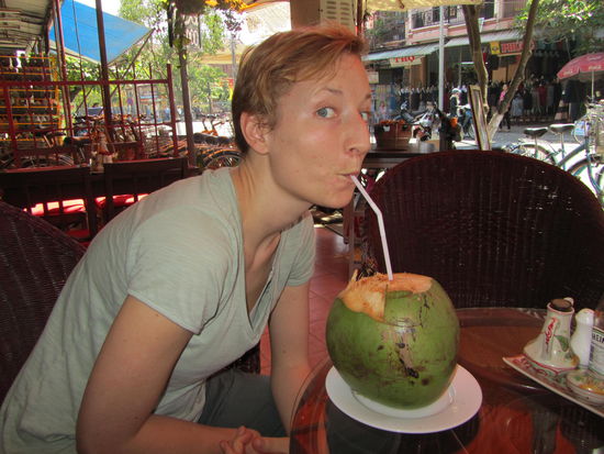 Wieder zurueck in Hoi An waren wir voellig platt - mittlerweile ist es extrem HEISS und drueckend - im Jungel war es fast unpackbar......da half nur noch Kokosnuss......