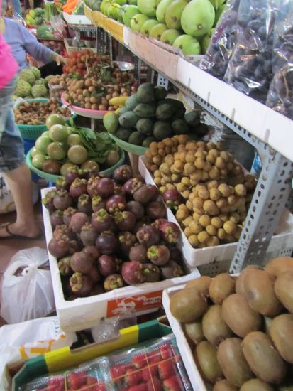 ........und da gibt's alles........vor allem unsere heiszbegehrten MANGOSTEEN........Wir lieben se!