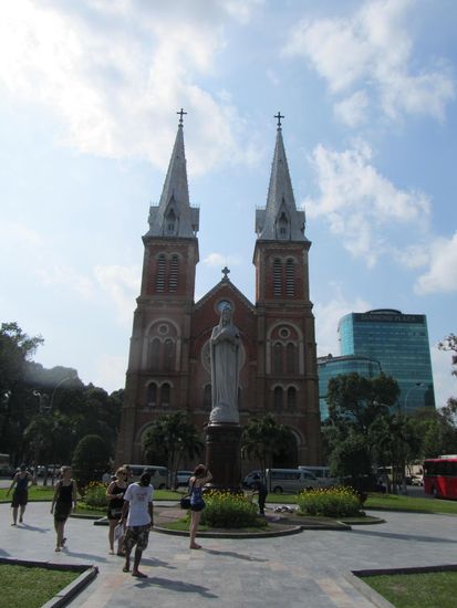 .......eine der Sehenswuerdigkeiten in Saigon........die NOTRE DAME......wer aber auch nur irgendeine Aehnlichkeit mit der beruehmten Namensgeberin findet erhaelt von uns 100.000.000 Dong 