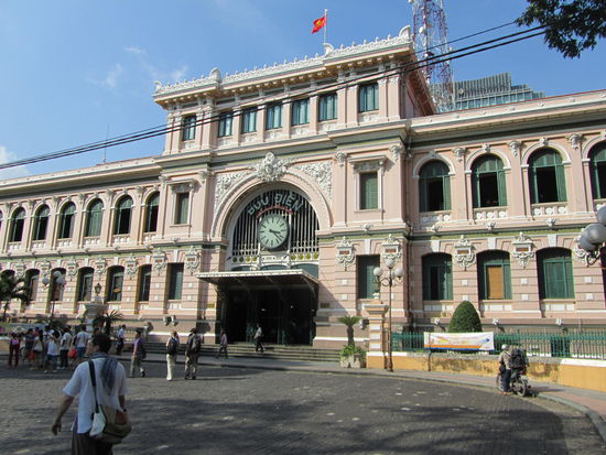 Daneben die Hauptpost........eindeutig ist der franzoesische Einschlag zu erkennen......