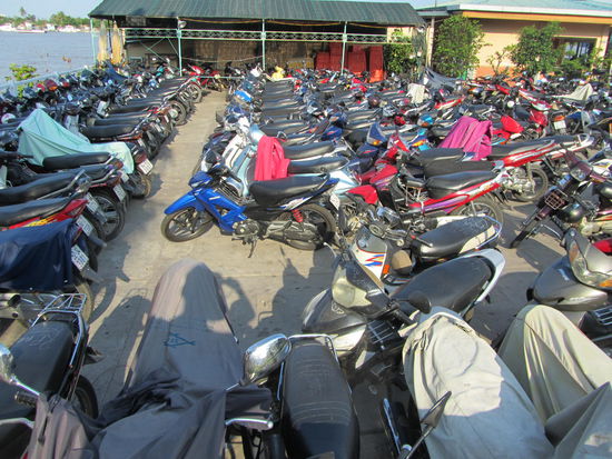 Der Verkehr ist schon brutal - ALLES wirklich ALLES faehrt hier mit dem Mofa und es wird alles drauf transportiert - von der Gesamtfamilie (4/5 Personen) bis zur 8 Meter langen Bambusleiter!