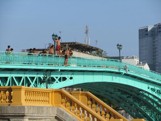 Todesspriger von der superbunten Bruecke - da geht's schon so 10 Meter runter - die Kids machen sich einen Spasz!