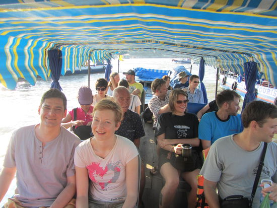 Aufbruch in aller Fruehe ( 7 Uhr und man beachte bereits die HEISZE Sonneneinstrahlung) zum schwimmenden lokalen Groszmarkt!