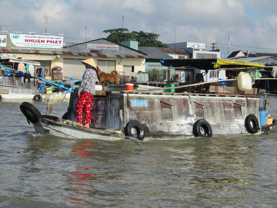 Hat der Haendler genug geshoppt hat der Kahn schon etwas Tiefgang 