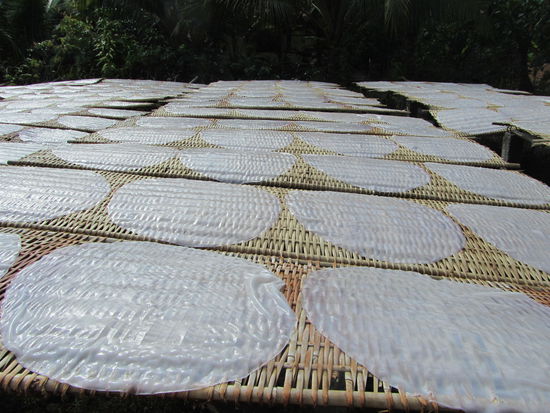 Hier wird das Reispapier getrocknet - direkt daraus werden auch die Nudeln gemacht!