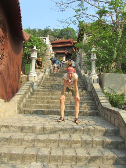 186 Stufen waren es an der kambodschanischen Grenze bis zur Hoehlenpagode - KLINGT wenig - IST aber viiiiiiiiiiiiiiiel bei 40 GRAETEN