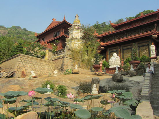 aber schon sehr schoen und sensationeller Rundblick bis rueber zur Grenze