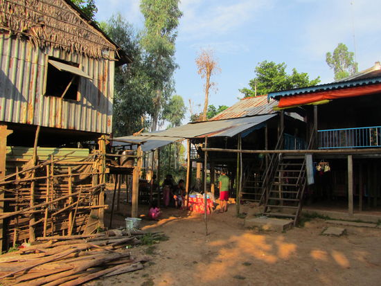 Alles auf Stelzen gebaut wegen der Hochwasser zur Regenzeit........