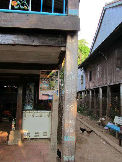 .........und hier die Markierungen der Wasserstaende........gaaaaaaanz oben neben dem tuerkisen Gelaender seht ihr den Hoechstsnd 2008.....wow - da haben sich die Stelzen schon ausgezahlt wie wir finden!