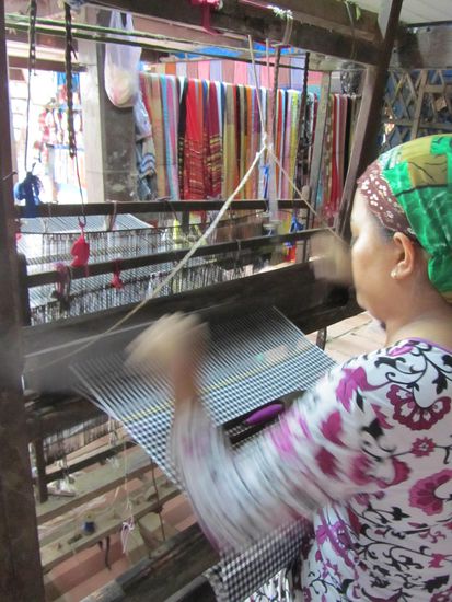 die Webearbeiten an diesem vorsintflutlichen Webstuehlen sind wirkliche Knochenarbeit und sehr zeitintensiv. Die Produkte sind ein Hammer - hier wurden wieder Mitbringsi geshoppt!