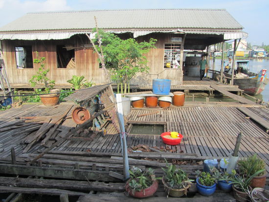 und hier noch die Fischfarm........