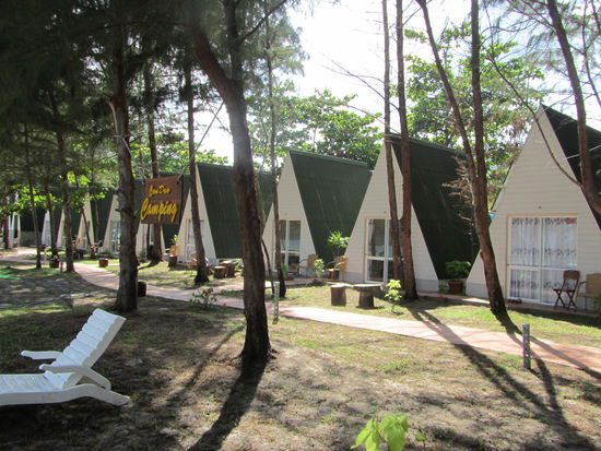 Es gibt auf der Insel grundsaetzlich nur eine Handvoll Ressorts wovon die meisten sehr hochpreisig sind und angeblich (lt. Kritiken) ihr Geld nicht wert. Con Dao Camping schnitt ueberall super ab und deshalb buchten wir es im Voraus - ......uuuuuuuuuuund das war gut so! einfach perfekt und fuer 35$ gehoert das Haeuschen direkt am Meer dir!