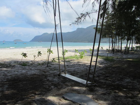 Blick direkt vom Haus auf den LEEREN Strand (und das ist er immer) - Haengematten und SCHAAAAAAAAAAAAAAAUKEL stehen auch parat und freuen sich endlich mal benutzt zu werden!