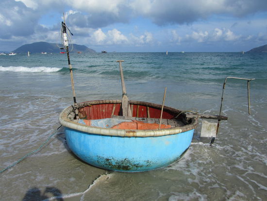 Die Designer der Fischerboot hier und allerorts in Vietnam schwoeren seit Jahrzehnten auf das Modell BADEWANNE........und Neeeeeeein - das ist keine Brauseamatur sondern die Beleuchtung.....
