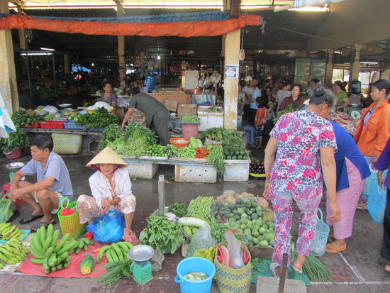 Moessioeh brach dann gleich zum heimischen Markt auf um sich mit Leckerlis fuer den Schorcheltrip einzudecken........