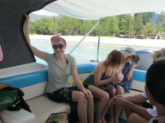 Mit einem schnittigen und wiiiiiiiiiiiiiirklich schnellen Motorboot wurden wir direkt vom Ressort abgeholt.......da grinst se noch die Madame - als wir dann aber mit 6435 km/h ueber die Wellen brausten schaute se etwas ernster........